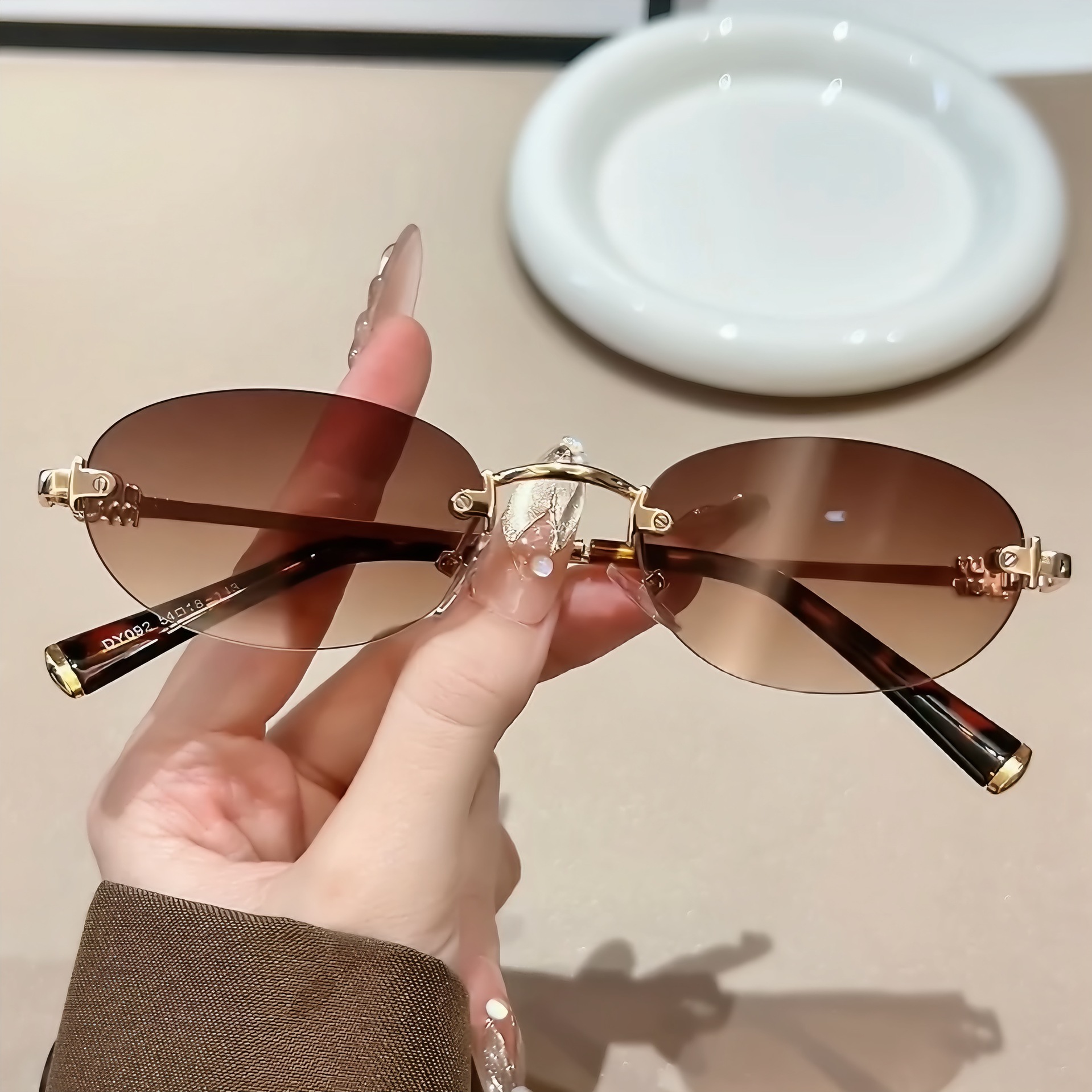 国境を越えた欧米の新型縁なしサングラス元英同モデルの軽贅沢ネット赤サングラス女性高級感サングラス潮