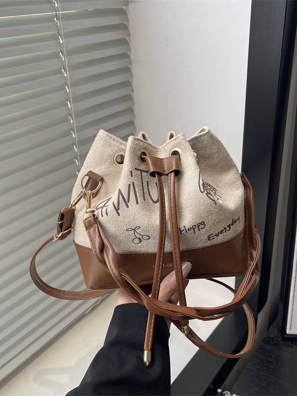 Bolsas de mujer transfronterizas 2025 nueva moda de viaje popular simple ocio mochila versátil torsión bolsas de cubo de mano