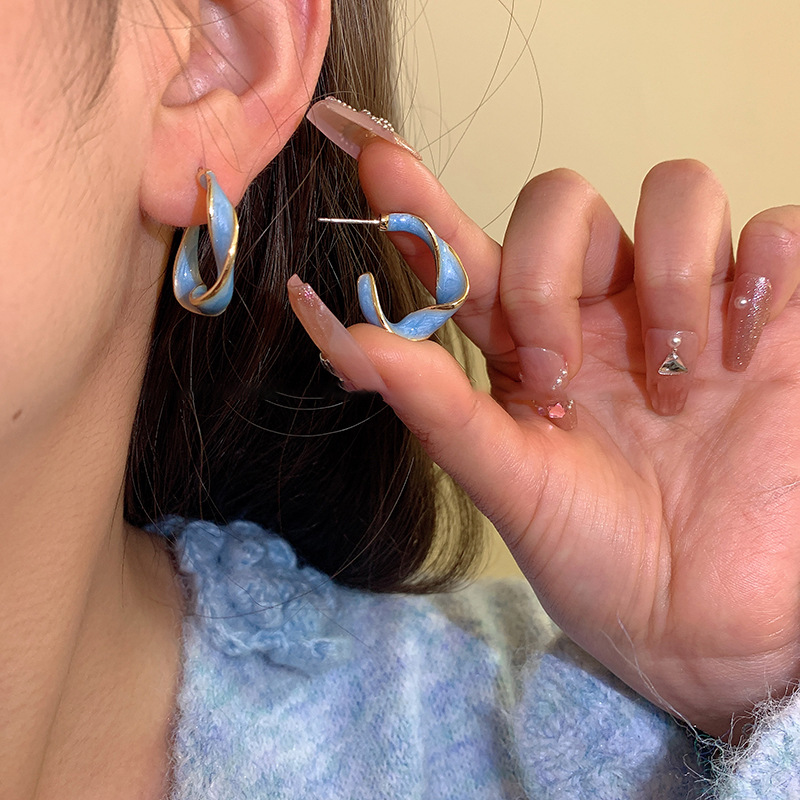 Aguja de plata, aceite de goteo azul, pendientes frescos, pendientes de temperamento de personalidad femenina, lujo ligero, sentido de alta gama, pendientes de todo fósforo de moda, mujeres