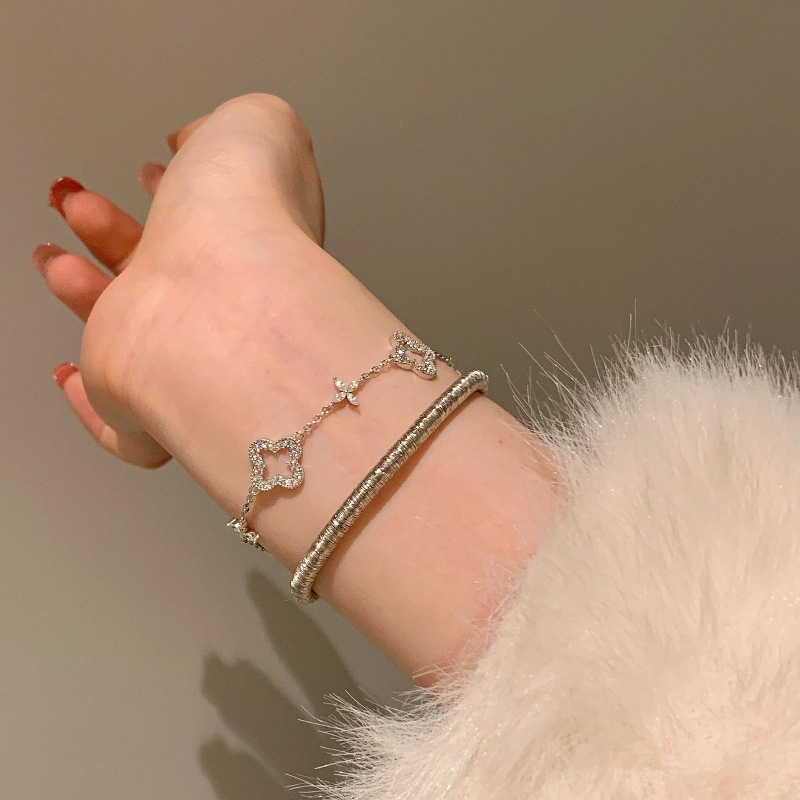 Leichtes Luxus-Armband im Vintage-Stil mit durchbrochenem vierblättrigem Kleeblatt, besetzt mit Diamanten, zweifarbig, hochglänzend, hochwertig._voghion.com