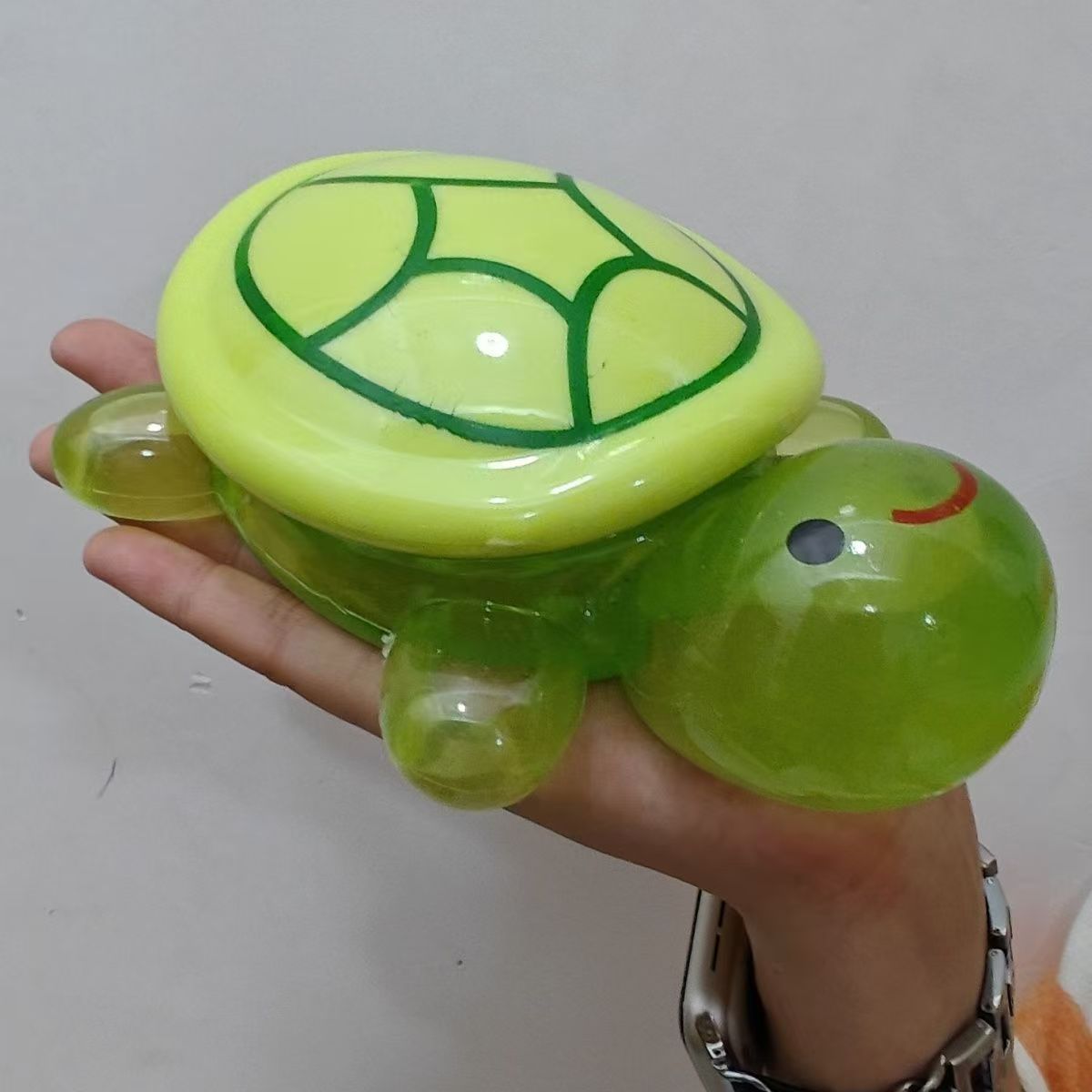 La gran tortuga luminosa se coloca en la caja de almacenamiento Big Mac. La decoración del abuelo de la tortuga luminosa toca los juguetes de decoración del escritorio creativo