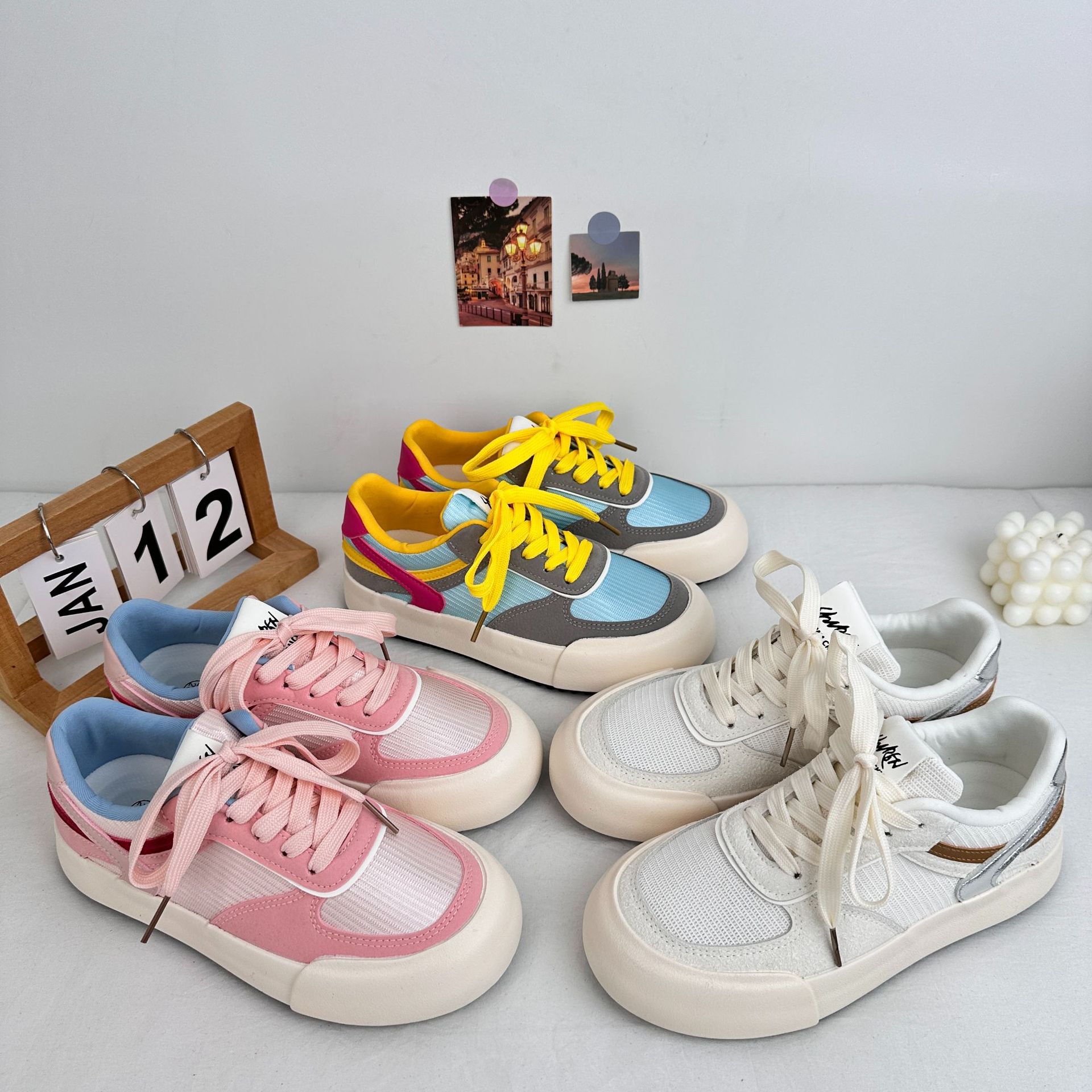Zapatos blancos de estilo americano para mujeres 2025 primavera nuevos zapatos de skate de moda de suela gruesa para mujeres tendencia deportiva casual universal 6610