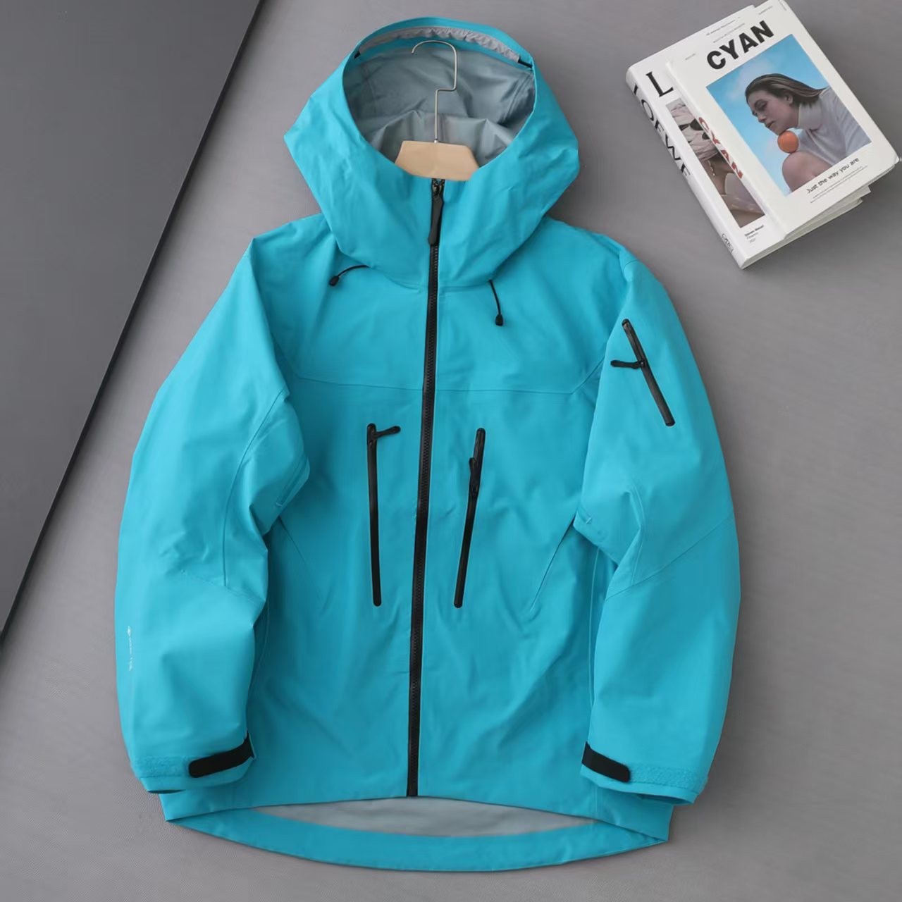Outdoor Jacket, Waterproof and Windproof, Men's and Women's Trendy Jacket, Hooded Sports Mountaineering Jacket, Spring and Autumn Jacket