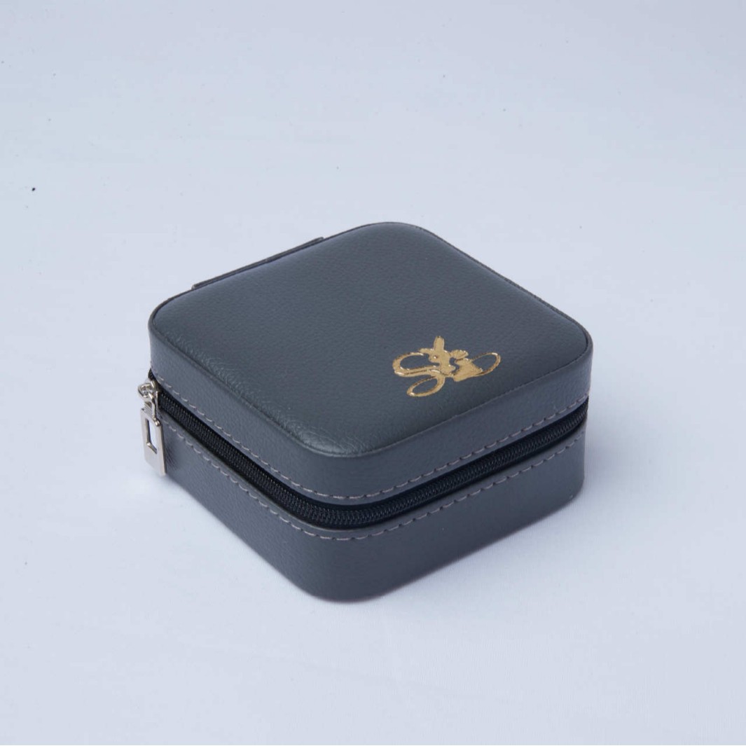 Fabricante en stock caja de joyería de cuero caja de almacenamiento de joyas pendientes anillo portátil de almacenamiento de viaje caja de collar