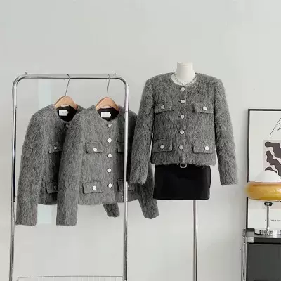 洋气灰色羊毛小香风短外套2024年冬季新品翻盖口袋加厚保暖大衣