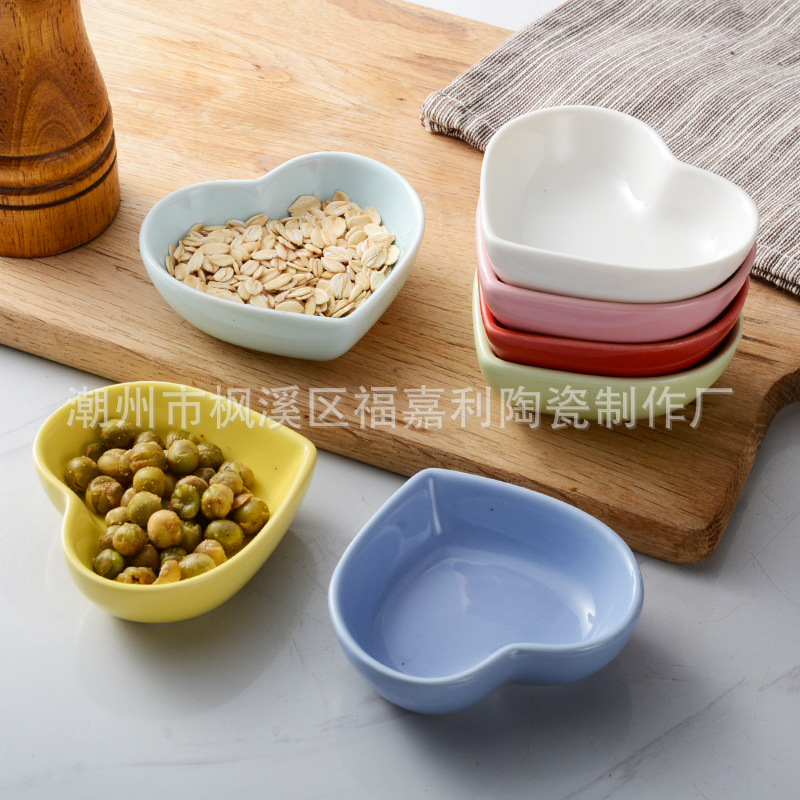 Factory spot wholesale ceramic hot pot seasoning dish ceramic heart-shaped dish kitchen supplies multi-use energy dish ceramic dish