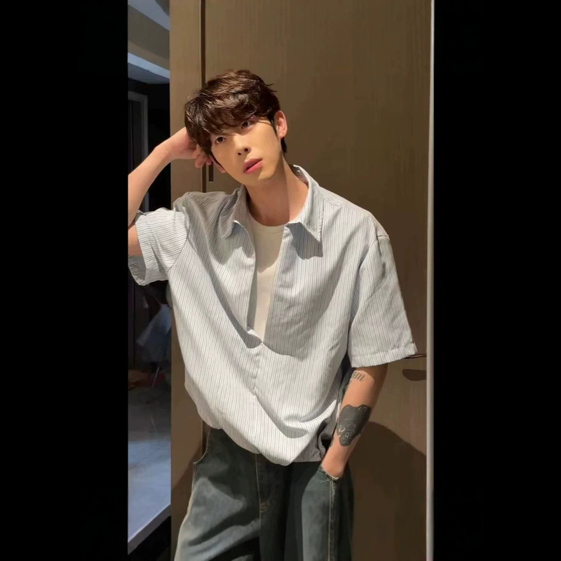 2026 Summer New Men's Faux Two-Piece V-Neck Vertical Striped Shirt with Elastic Hem and Short Sleeves, Trendy Brand 2026 Summer New Men's Faux Two-Piece V-Neck Vertical Striped Shirt with Elastic Hem and Short Sleeves, Trendy Brand