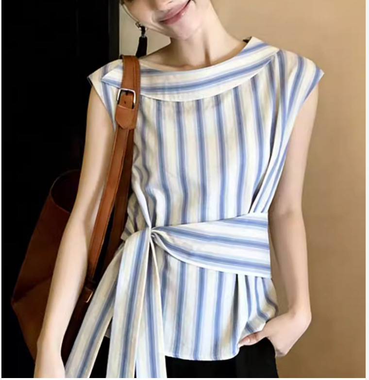Áo vest không tay nữ thiết kế lệch vai sọc xanh trắng, dây buộc thắt lưng, dáng rộng suông — Sọc xanh trắng chi tiết 2