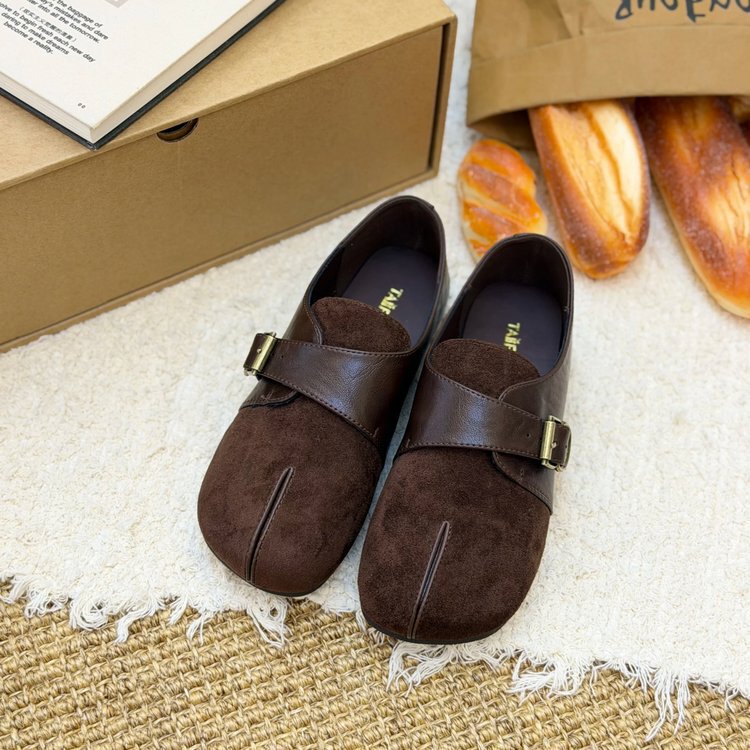 Retro buckle leather Birkenstock-style women's shoes, 2026 autumn new fashion, versatile suede thick-soled loafers Retro buckle leather Birkenstock-style women's shoes, 2026 autumn new fashion, versatile suede thick-soled loafers