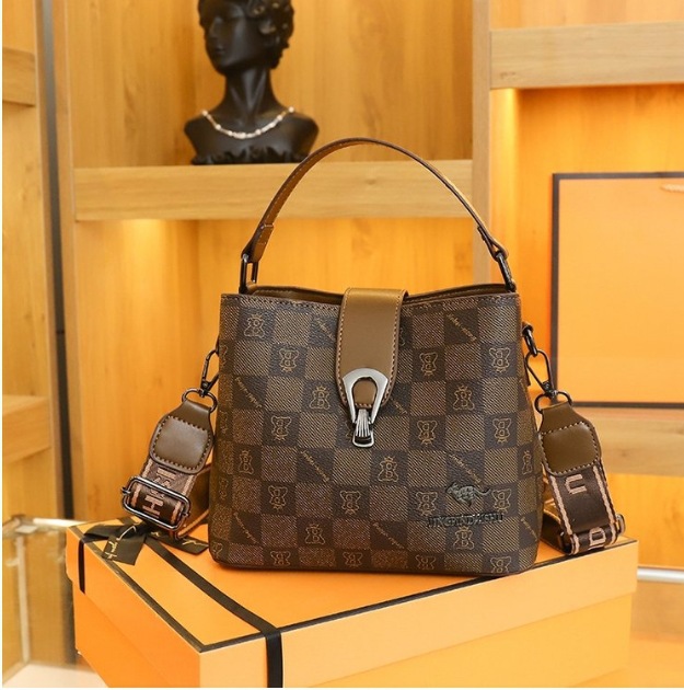 Bolso de cubo de sensación de alta gama para mujer 2025 verano nuevo bolso de hombro clásico de todo fósforo diseño de nicho bolso de mensajero portátil