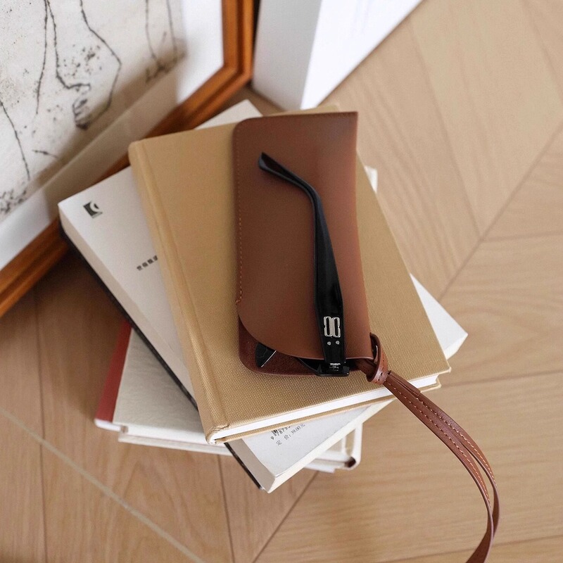 Korean Style Fashionable Halterneck Glasses Bag, Diagonal Lanyard Leather Portable Glasses Bag for Outings, Sunglasses Simple Leather Case Korean Style Fashionable Halterneck Glasses Bag, Diagonal Lanyard Leather Portable Glasses Bag for Outings, Sunglasses Simple Leather Case
