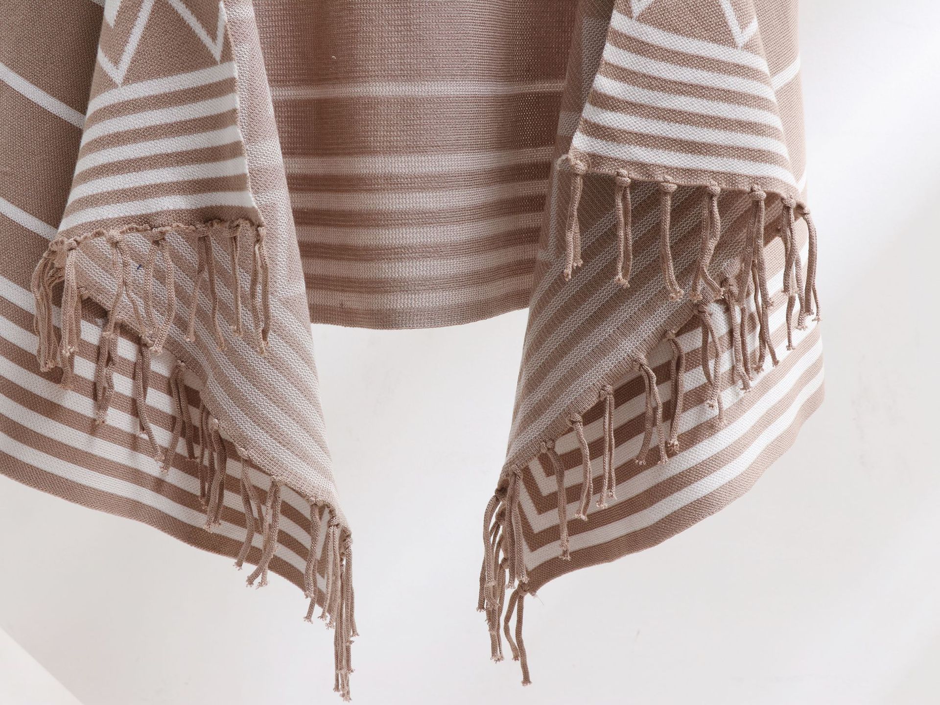 Dreiteiliger Anzug für Damen: gestreifte Pulloverweste mit passendem Kragen, Schalmantel mit Quaste und gestrickte Hose mit weitem Bein_voghion.com