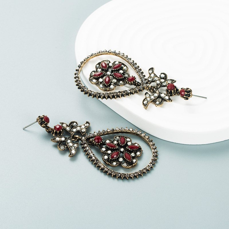 Boucles D&#39;oreilles Creuses Longues Et Exagérées En Alliage Rétro De Style Européen Et Américain En Gros display picture 5