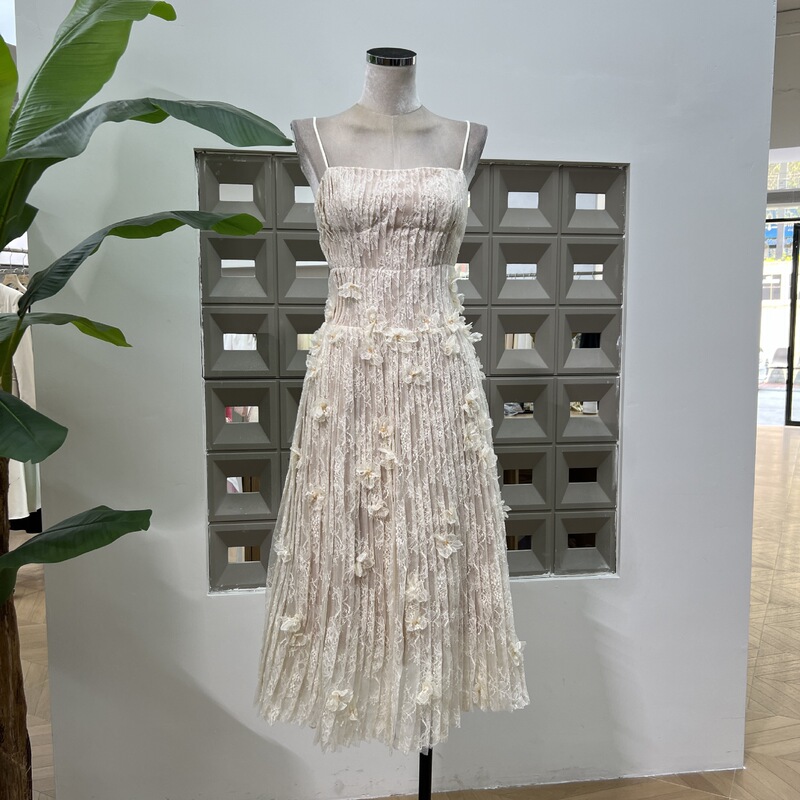 Exquisite Niche New Hand-cut Lace Flower Strap Pleated dress Gentle White Fumei Banquet Waist Dress