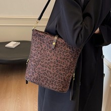 跨境可代发复古休闲腋下水桶包女时尚单肩包上班通勤高级感女包
