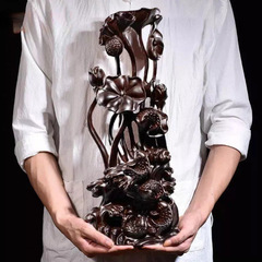 花梨の木の彫刻は年に魚の根の彫刻があります。