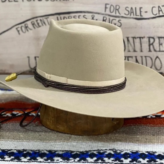 Cappello a cilindro in pura lana con decorazione a nastro di lana_voghion.com