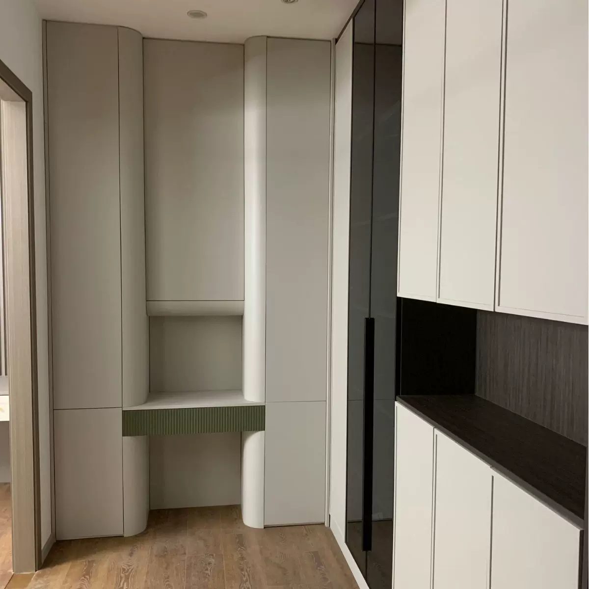 全屋家具柜门千年舟衣柜鲁丽欧松板酒柜意式极简鞋柜入户柜隔断柜