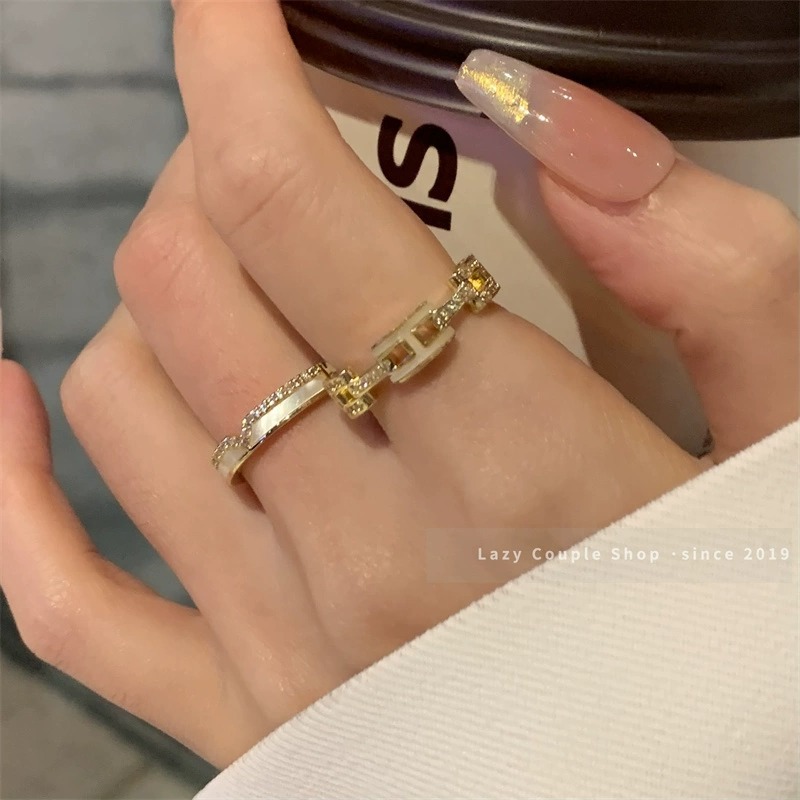 Trendige luxuriöse elegante Staperringe mit großen Buchstaben für Frauen, Nischen-High-Fashion-Ringe