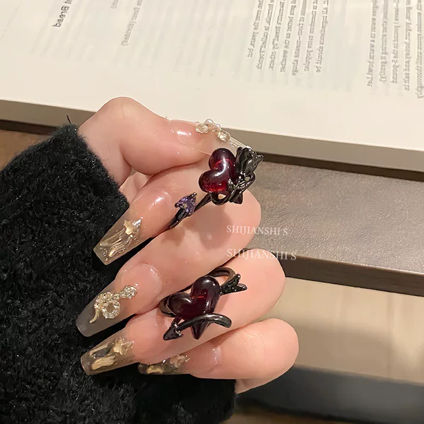 A Single Arrow Pierces the Heart, Dark-Toned Red Arrow Rose Thorns Penetrate the Heart, Couple Rings, Niche Contrasting Aesthetic Rings