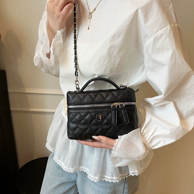 Сумка QianTian в стиле Chanel — небольшая сумочка на цепочке через плечо с отделением для телефона и ручным ремешком