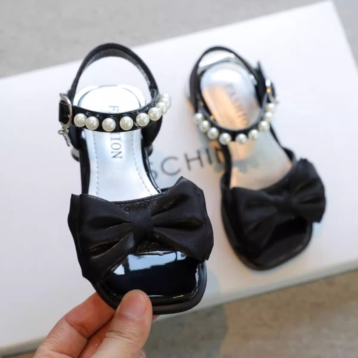 Sandalias para niñas 2025 verano nueva moda para niños pequeños tacones altos perla lazo niña estilo occidental zapatos de princesa image 5