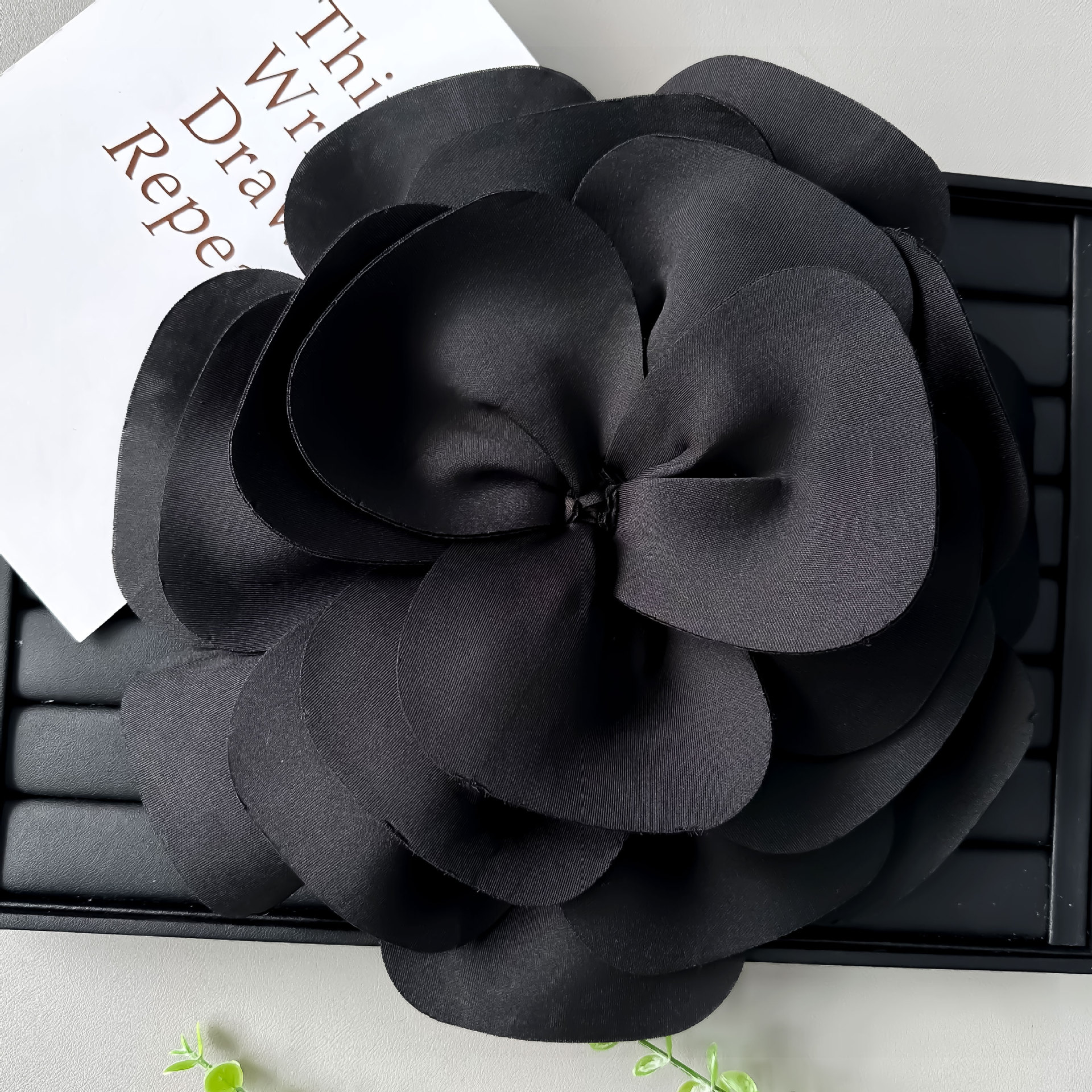 Nuevo corsage de flores tridimensional versátil en tela, accesorios para vestidos de novia, disfraces de espectáculo, trajes de baile y decoraciones cosidas a mano.
