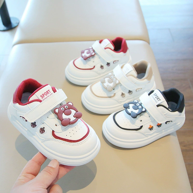 Детская спортивная обувь на распродаже, осень 2025: кроссовки для мальчиков, повседневные мокасины для девочек с мультяшными принтами, мягкая подошва, белые детские туфли.