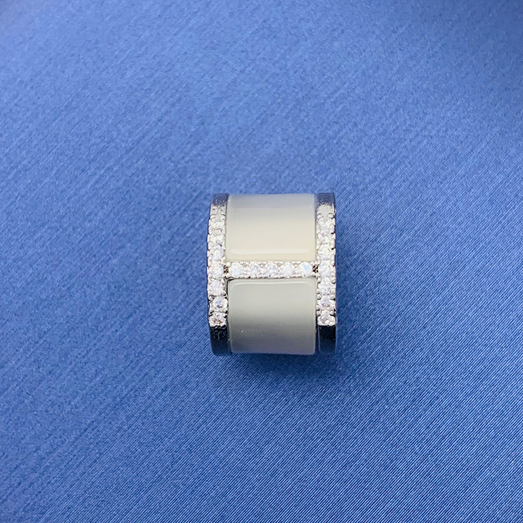 百種類のペンダントは心のままにファッションの経典を配合します。カップルの美しいペンダントは親友のアクセサリーを送ります。