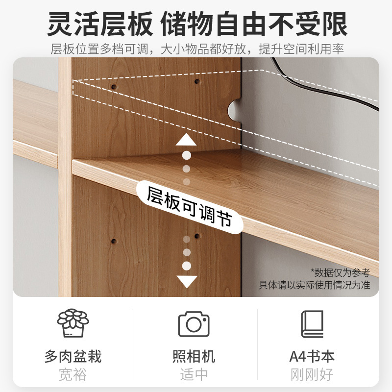 木製のソファーの後ろの棚の長い棚は壁に寄りかかっています。|undefined