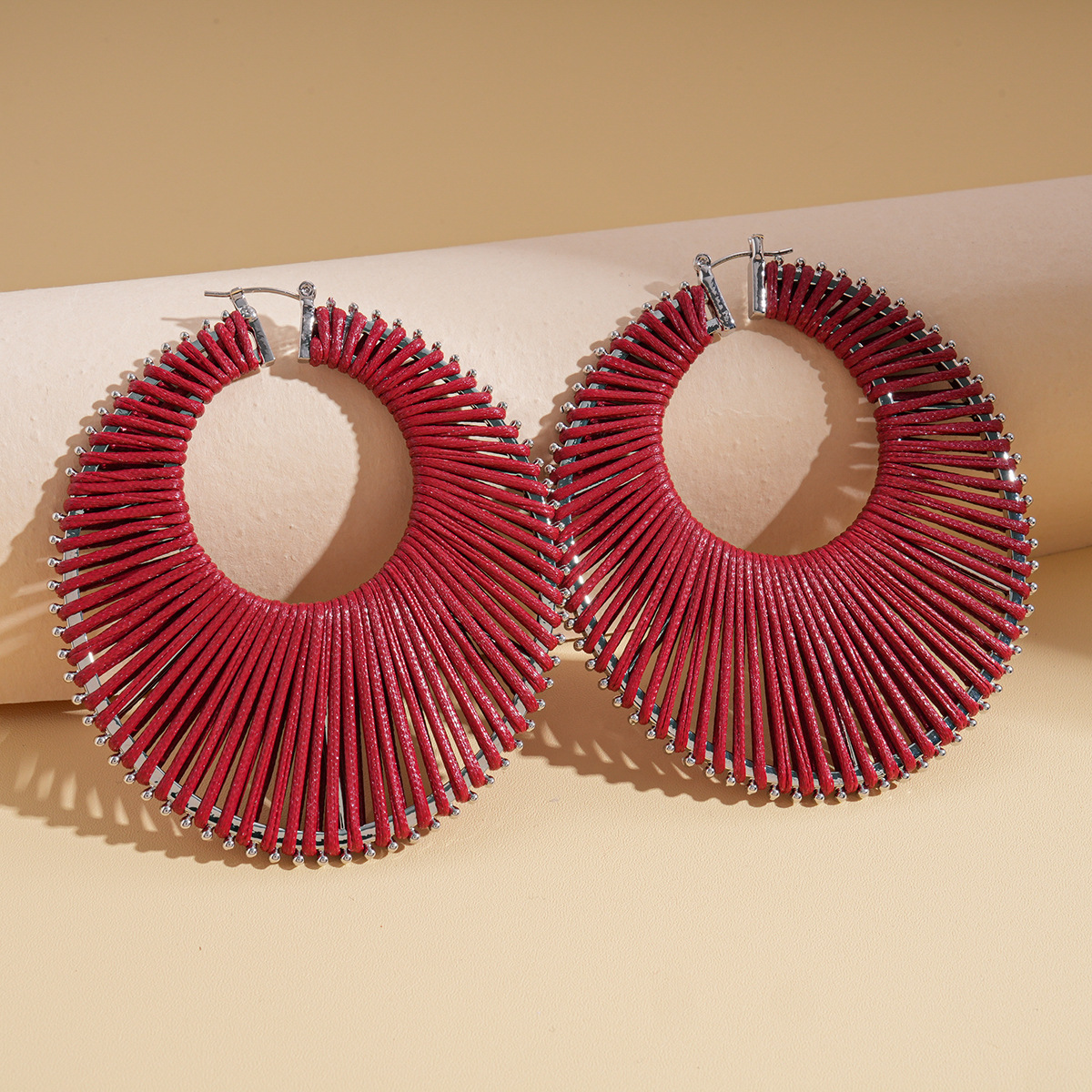 Europa y los Estados Unidos transfronterizos otoño y invierno trenzado hueco geometría broches redondos bohemios personalidad nicho de alta sensación pendientes para mujeres