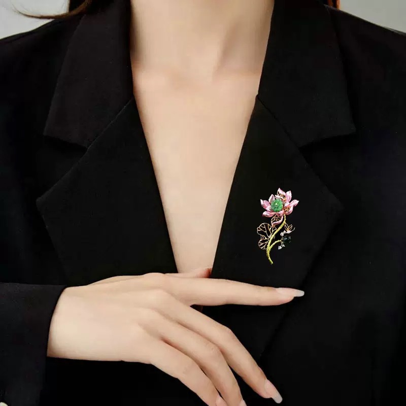 New Elegant and Elegant Lotus Brooch Niche Design Fashionable Enamel Lotus Brooch High-End Suit Clothing