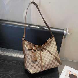 2025新款走秀机场包新款软皮棋盘格斜挎腋下包中古大容量托特女包