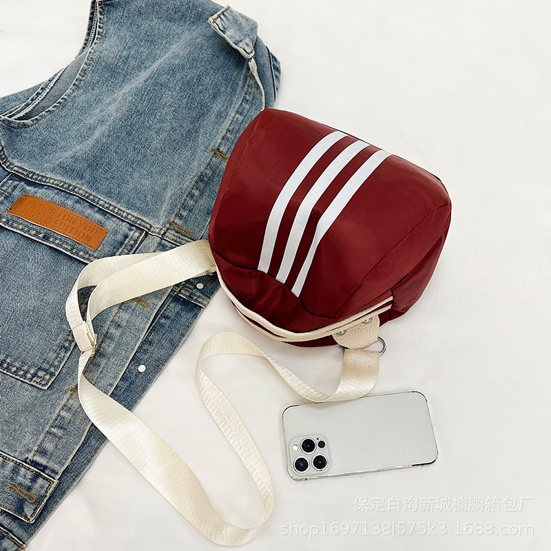 2024 New single-shoulder crossbody bag for girls, large capacity for mobile phone makeup, Korean version, stylish portable bag for commuting, niche Application Scenario