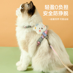 新型猫胸背セットは工字型を調節して外に出ないようにします。