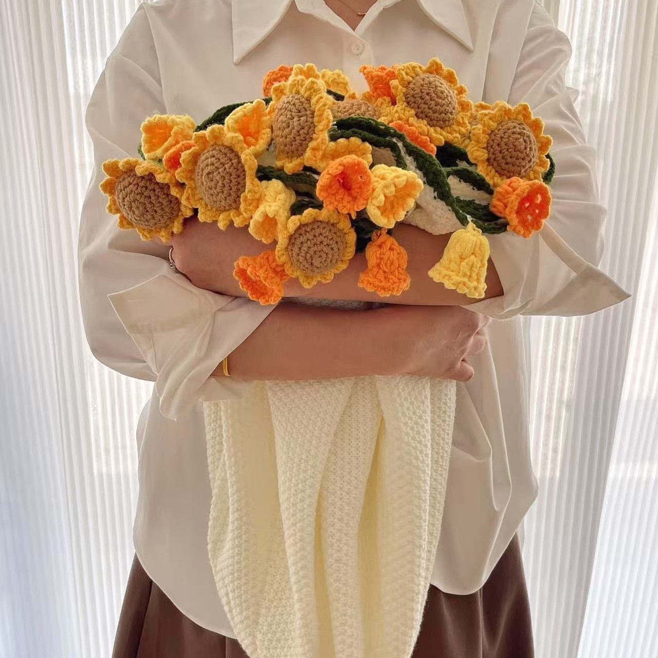 해바라기 + 노란색과 주황색 은방울꽃 (우유 흰색 담요)
