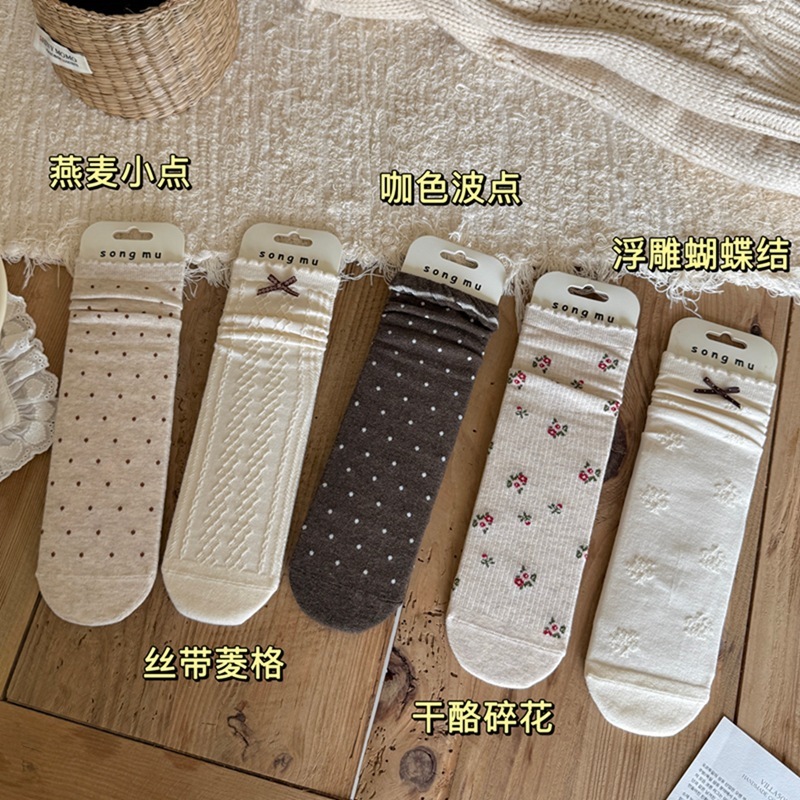 Autumn and Winter Designer Oatmeal Color Small Retro Floral Bow Pile Socks Wholesale Bow Boneless Women's Socks Autumn and Winter Designer Oatmeal Color Small Retro Floral Bow Pile Socks Wholesale Bow Boneless Women's Socks