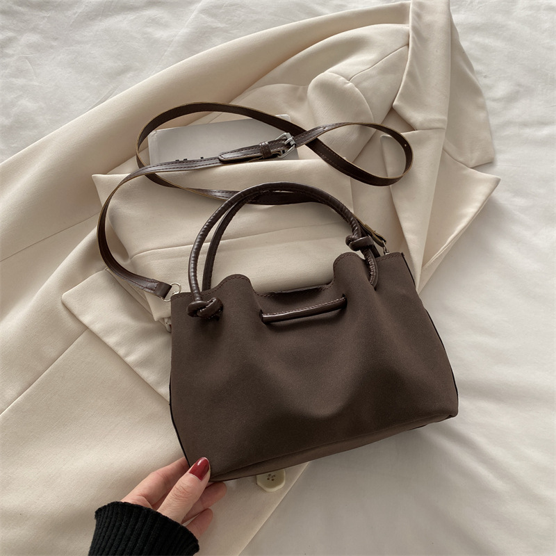 Bolso de mano de gran capacidad de viaje retro 2024 invierno nuevo estilo universal de alta sensación de hombro mochila bolso especial para mujeres