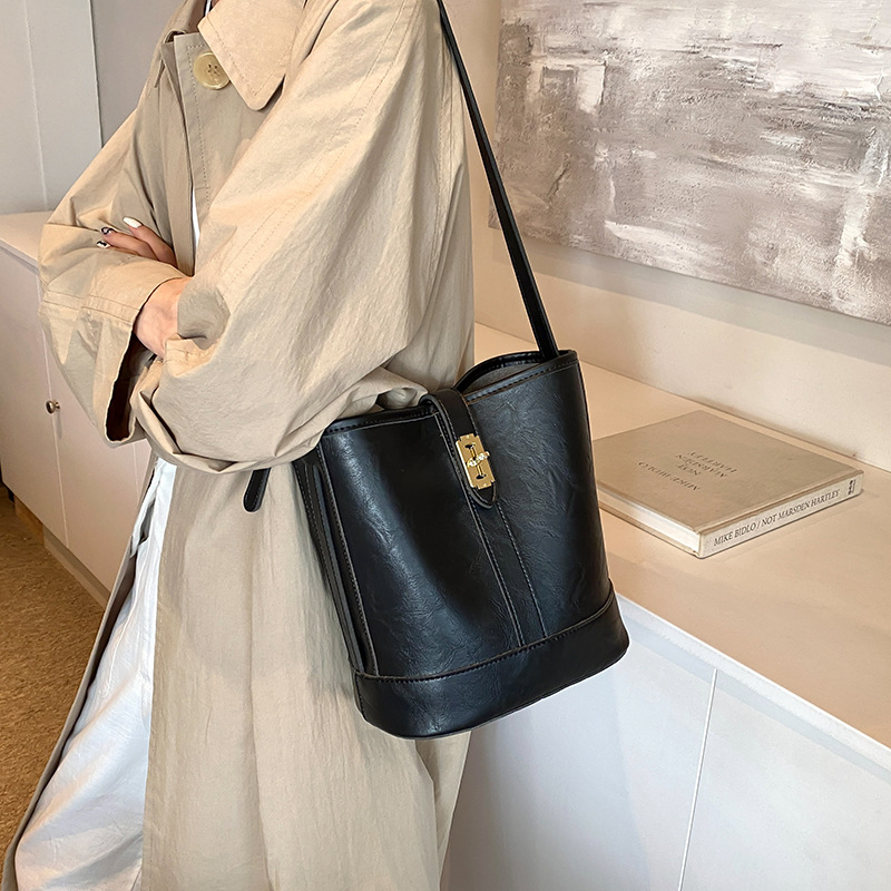 Moderna ženska torba za ispod pazuha 2024., nova luksuzna i nišna, dizajnirana za putovanje preko ramena_voghion.com