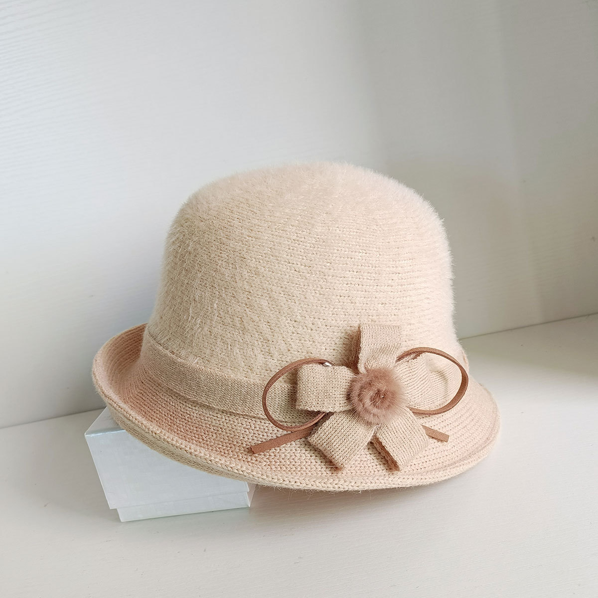 Femmes Élégant De Base Dame Couleur Unie Fleurs Sertissage Chapeau Seau display picture 2