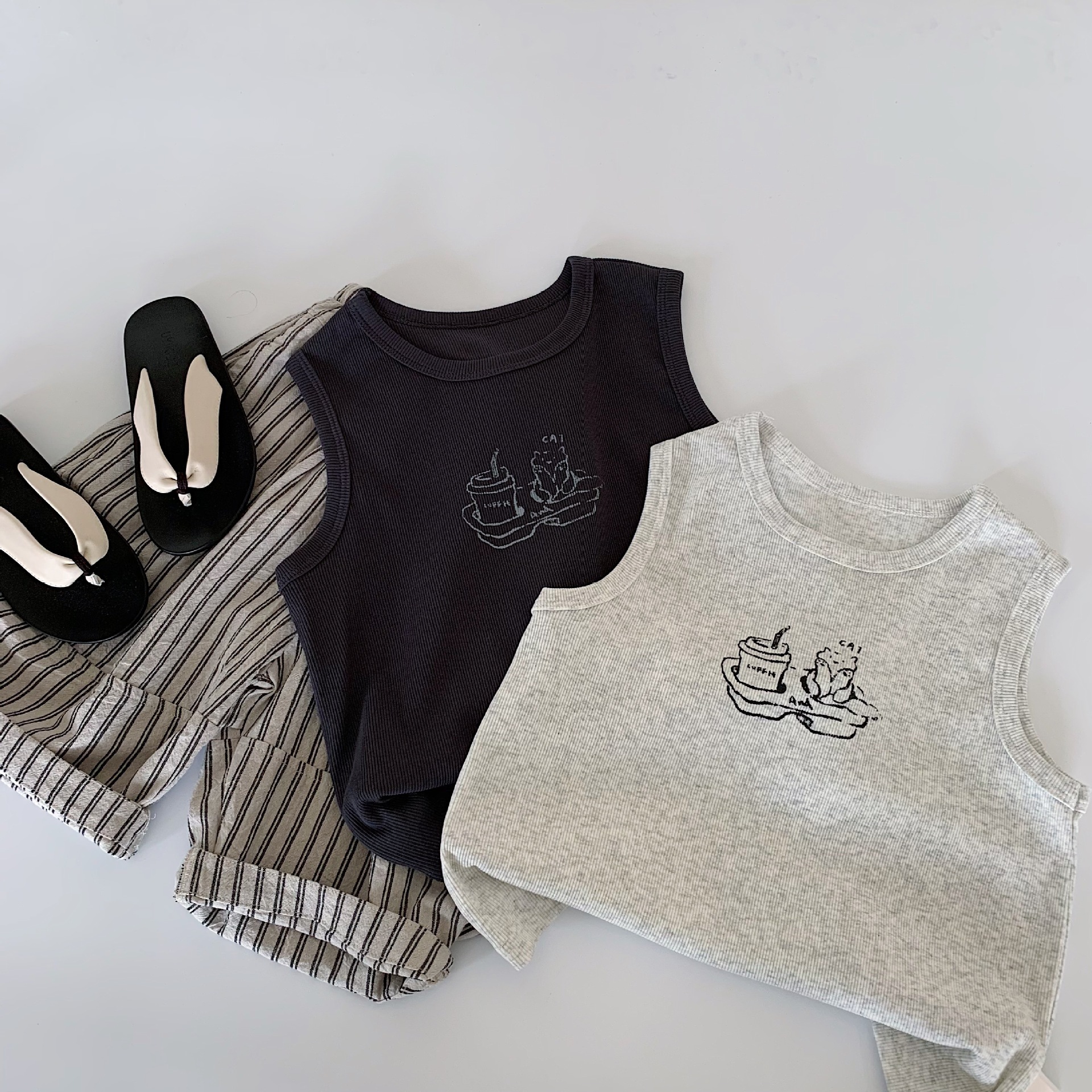 Chaleco sin mangas para niños Maibao 2025 verano nuevo estilo coreano para niños y niñas con estampado de estilo occidental de manga corta camiseta de todo fósforo marea