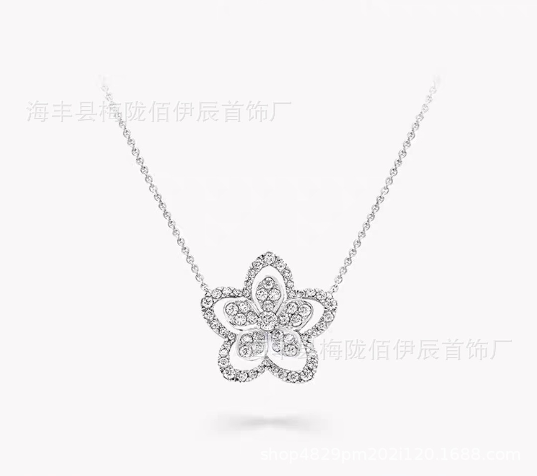 Flower pendant necklace