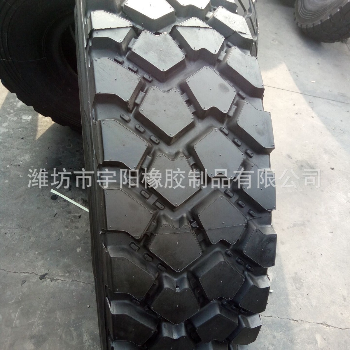 卡车14.5R20 越野花纹 钢丝胎  轮胎365/80R20