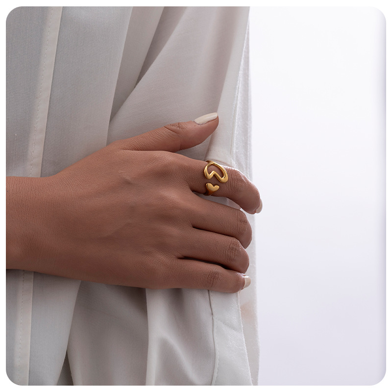 Tina transfronteriza simple nicho hueco amor de acero inoxidable abierto anillo de moda femenina en anillo de acero de titanio