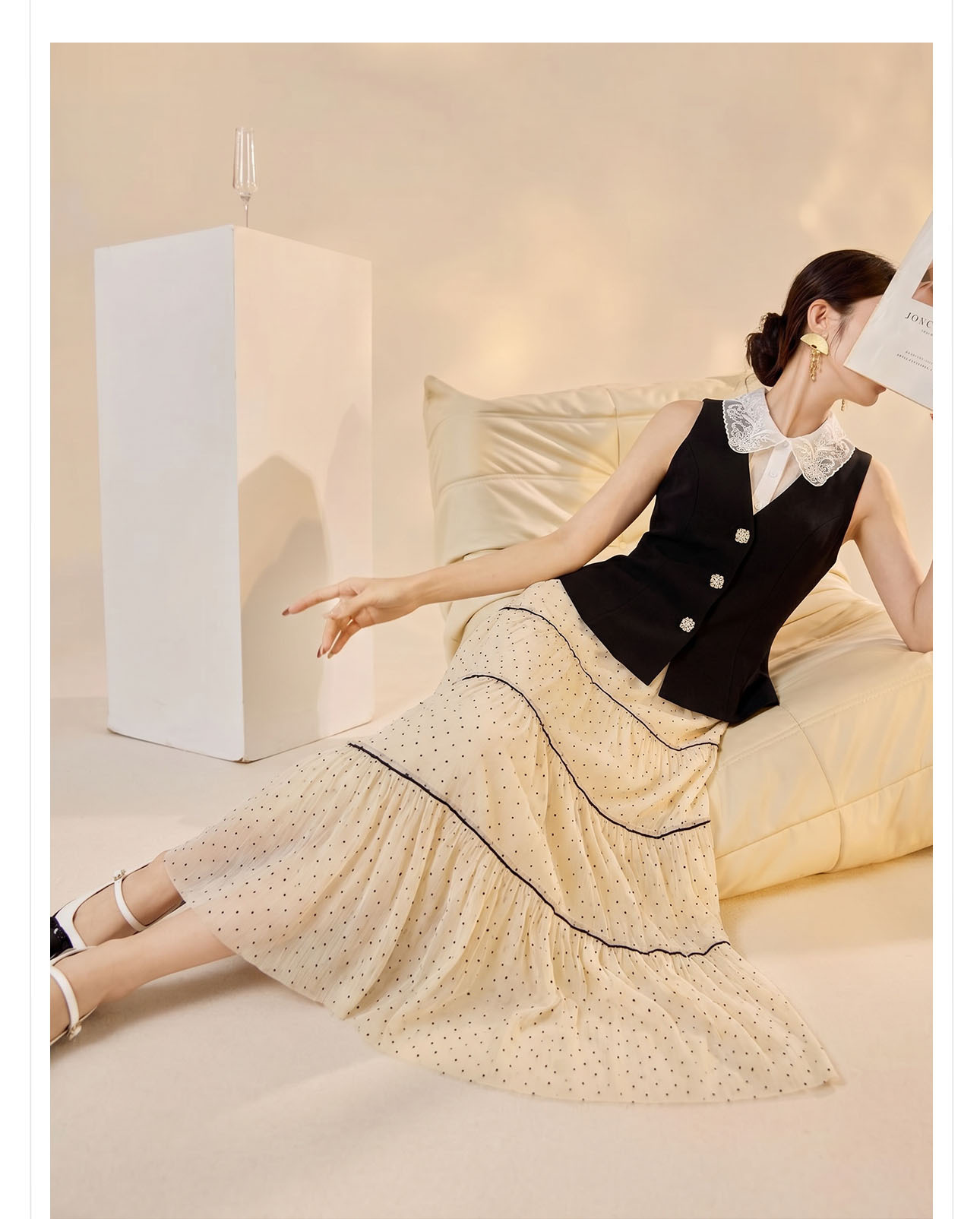 Bộ áo gile không tay và chân váy chấm bi phối bộ nữ tính mùa hè — Váy trắng nửa gạo, bộ đồ, Áo khoác đen chi tiết 2