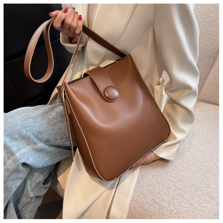 Winter Retro Bag New Large-capacity Fashion Texture Casual Shoulder Messenger Bag display picture 4
