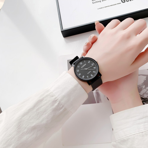 New Quartz Women's Watch, Korean Version, Simple Children's Cartoon Casual, Stylized, Retro College Style Couple's Watch