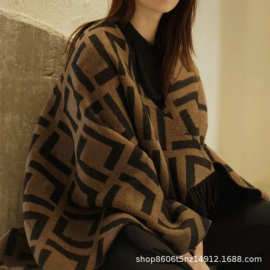 高品质加厚保暖老花字母羊绒斗篷女秋冬季双面羊毛提花流苏披肩潮