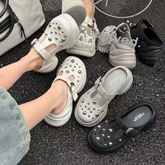 ファッションの本革の外は丸い頭の穴の靴の女性の2025新型の厚い底を着て高くなります。