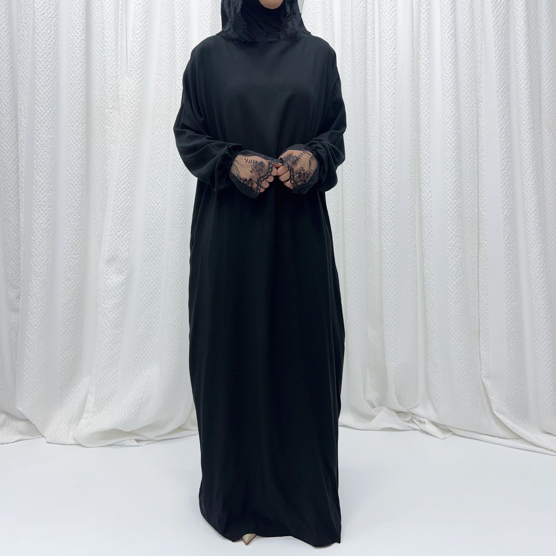 Muslimisches Damenkleid, einfarbig, langes Gewandkleid mit Kapuze, locker fallend, muslimische Mode mit langen Ärmeln und Spitzenbesatz_voghion.com
